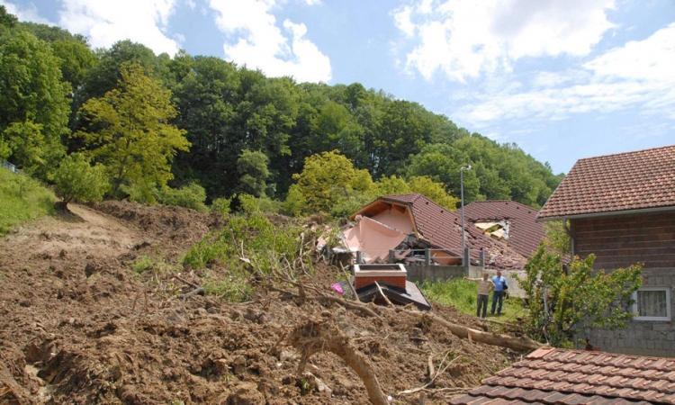 Klizišta niču na sve strane, prijete kućama i putevima