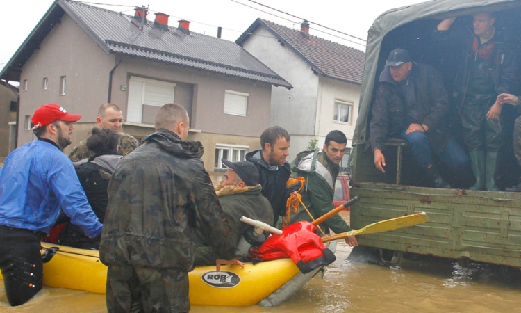 Hrabro u bujicu s jednim čamcem