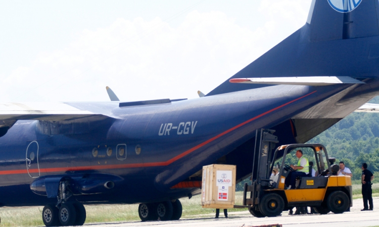 Sletio avion UN-a pun opreme, pomoć stiže sa svih strana