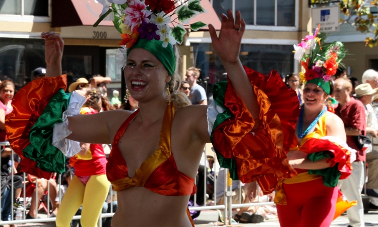 Hiljade ljudi na karnevalu Latinoamerikanaca