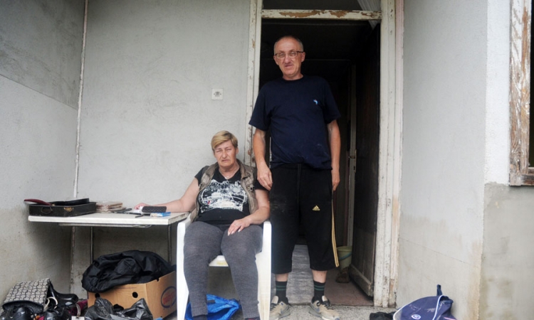 Spavaju s maskom u uništenom domu