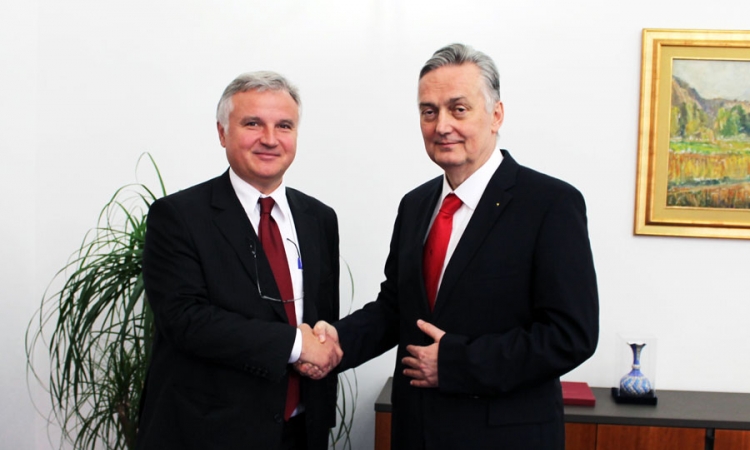 Lagumdžija: Prioriteti - krov nad glavom i očuvanje posla