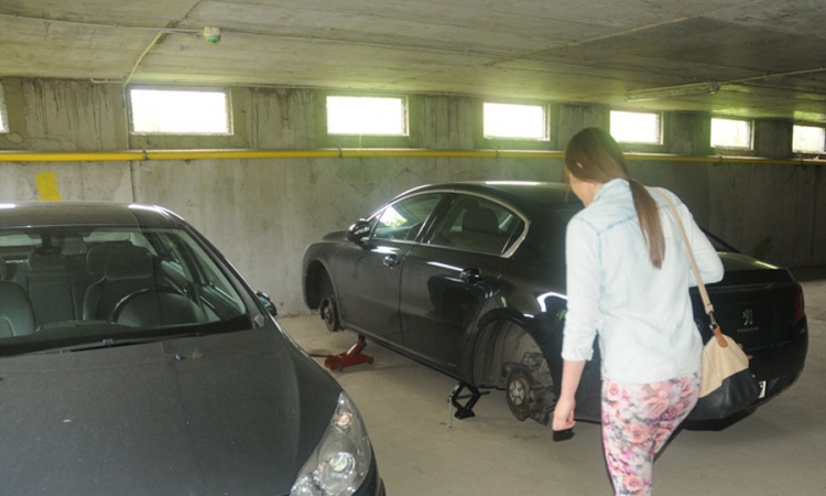 Izbušili gume na 24 automobila