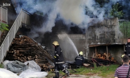 Izgorjelo skladište spužvi kod Tuzle, povrijeđen vatrogasac