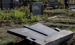 Nadgrobni spomenik bačen pod most