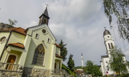 U jednom dvorištu 3 bogomolje