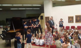 U Muzeju sa knjigom u ruci