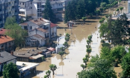 Dok poplava prijeti Doboju, nadležni peru ruke