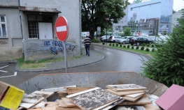 Bacili slike stare Banjaluke u smeće