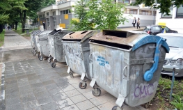 Beba zadavljena krpom i bačena u kontejner