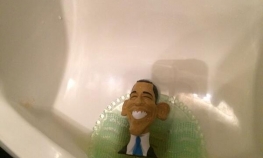 Obamina figurica u pisoarima?