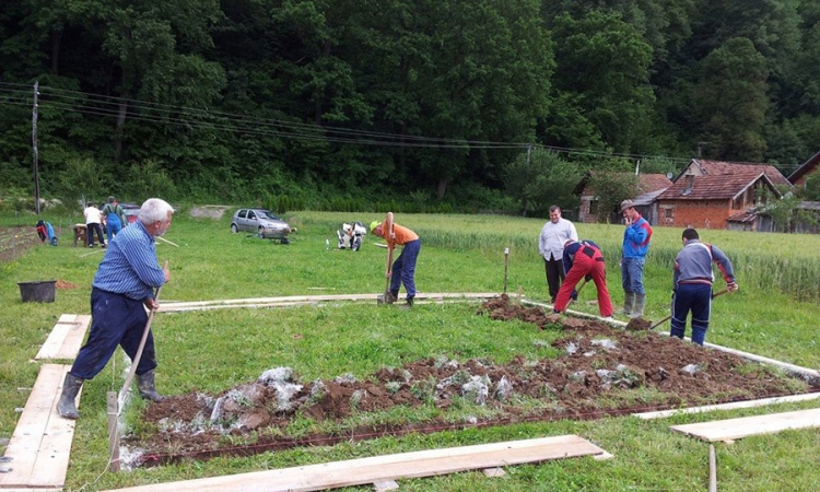 Komšije grade kuću  iseljenoj porodici