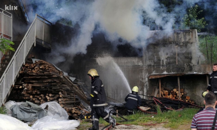 Izgorjelo skladište spužvi kod Tuzle, povrijeđen vatrogasac