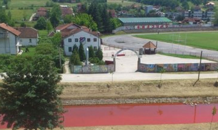 Pocrvenila rijeka u Gornjem Milanovcu, mještani u strahu