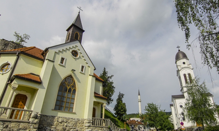 U jednom dvorištu 3 bogomolje