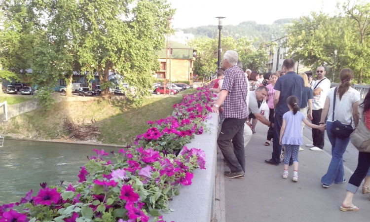 Žardinjere krase Gradski most u Banjaluci