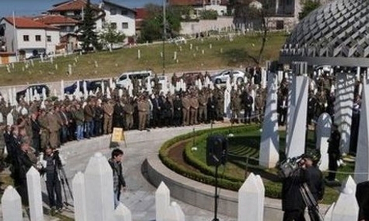 Oštećen spomenik Alije Izetbegovića