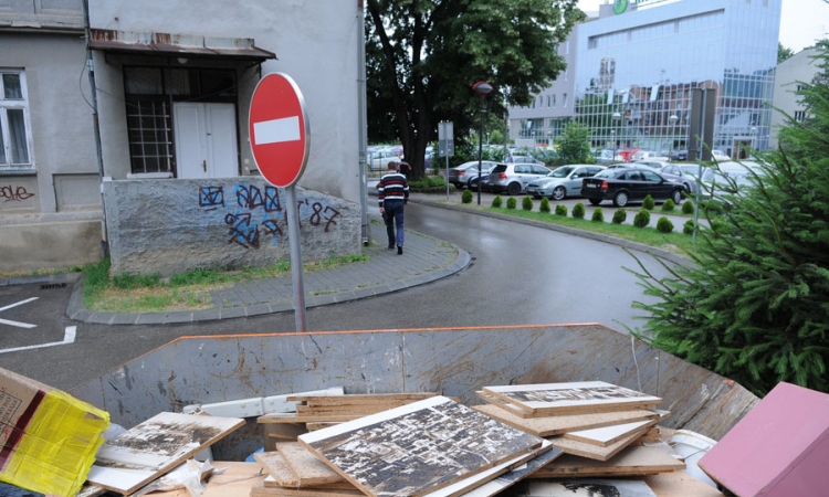 Bacili slike stare Banjaluke u smeće