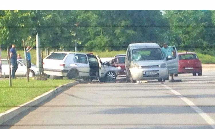 Golf zgužvan u sudaru sa sitroenom, nema povrijeđenih