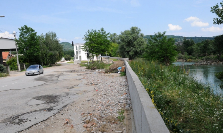 Mladić skočio u Vrbas, izvukao ga policajac