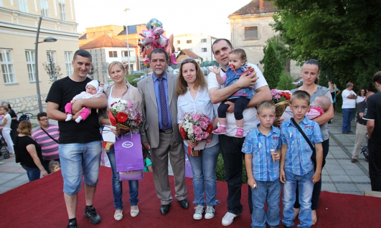Održano takmičenje beba u puzanju