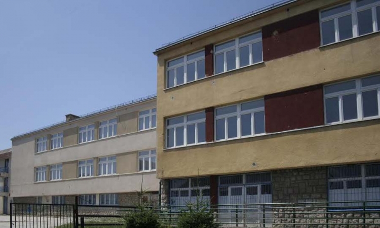 Zaštitar uboden nožem bori se za život