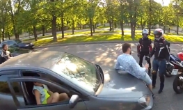 Da bi zaprosio djevojku angažovao motocikliste da ga "pretuku"