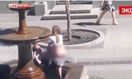 Seks u fontani usred bijela dana