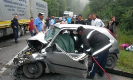 Opel podletio pod kamion, teško povrijeđena četvoročlana porodica