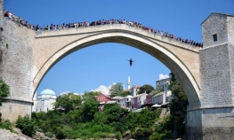 Amerikanac skočio sa Starog mosta pa završio u Hitnoj pomoći
