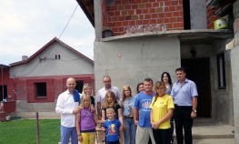 Uručena pomoć petočlanoj porodici Smiljić iz Šamca