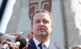 Na rođendan SPS-a, novinarima u Skupštini Srbije torta od Dačića