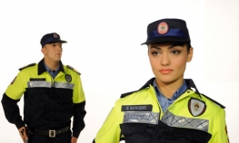 Na novim uniformama i prezime policajca