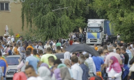 Kamioni s posmrtnim ostacima ubijenih stigli u Kozarac