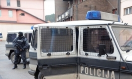 Uhapšene dvije osobe, pronađeni oružje i droga