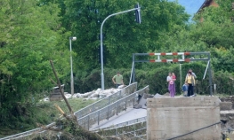 Počinje izvlačenje srušenih mostova