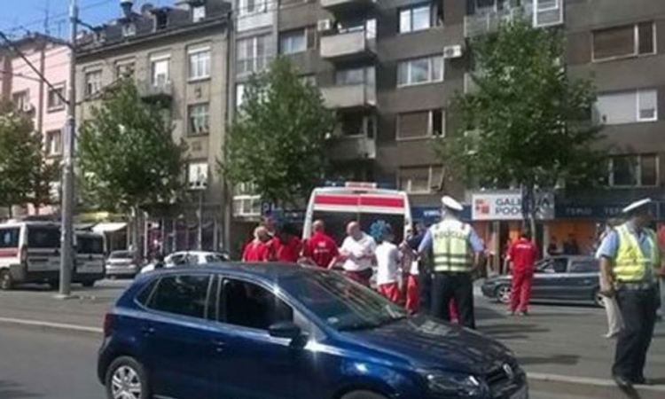  Udario ga tramvaj, pa poginuo pod kolima Hitne pomoći