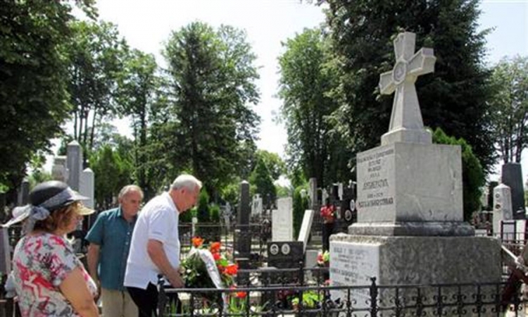 Položen vijenac na grob vođe Miće Ljubibratića
