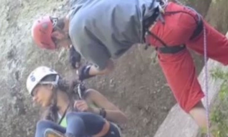 Pogledajte spasavanje djevojke koja je tri sata visila na stijeni