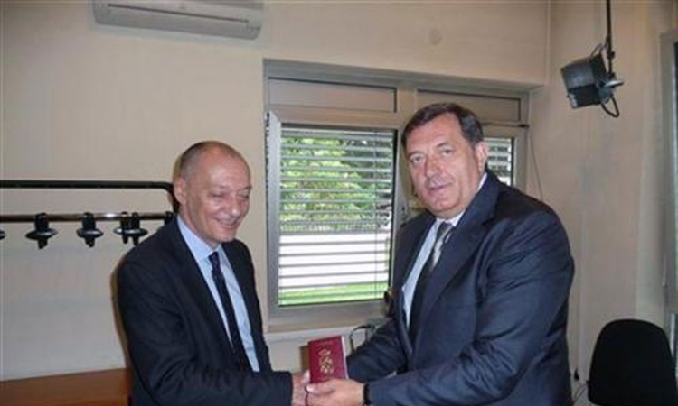Dodiku uručen pasoš Srbije