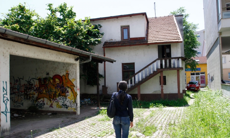 Zauzeli kuću pa prave buku i nered