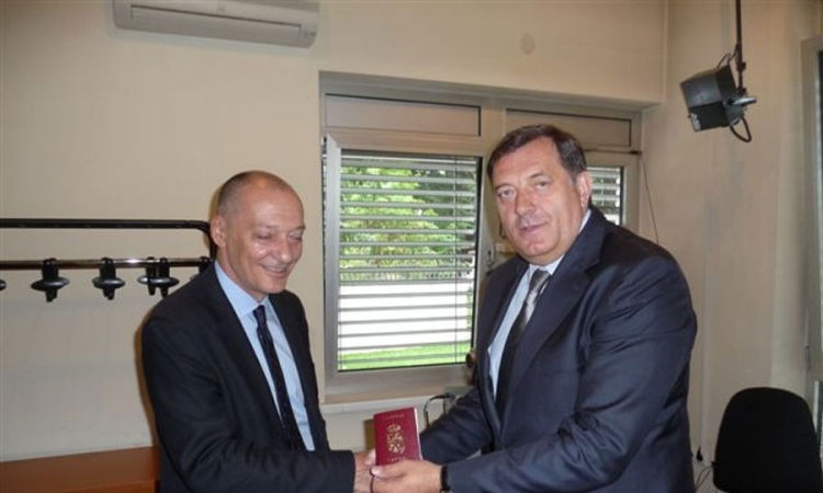 Dodiku uručen pasoš Srbije