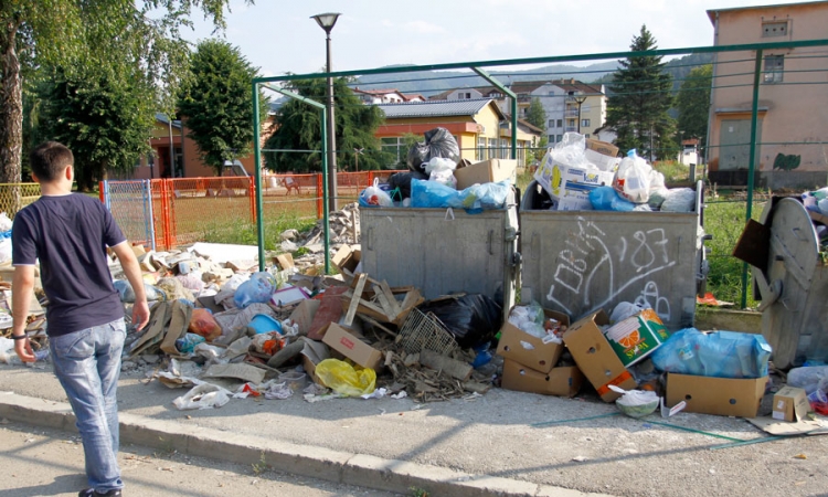 Mještani Čelinca zbog smeća na ulici strahuju od zaraze