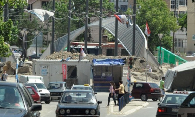 Tabla sa imenom "Adema Jašarija" u sjevernom dijelu Kosovske Mitrovice