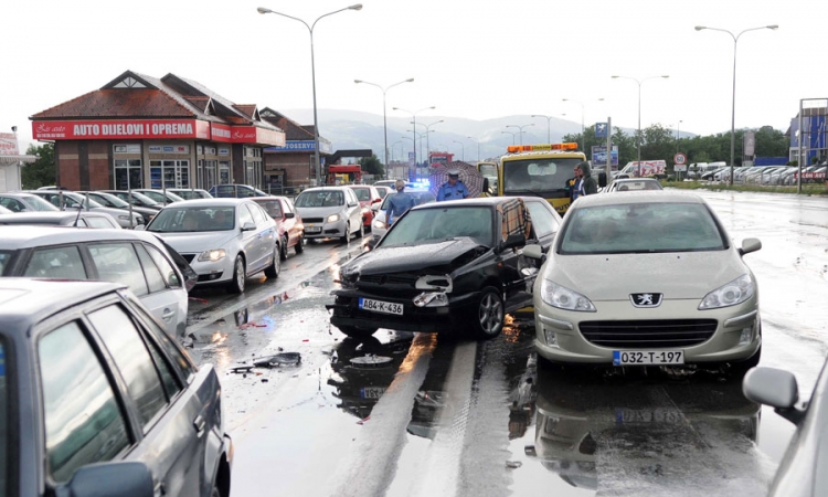 Sudar četiri vozila u Banjaluci, povrijeđena jedna osoba