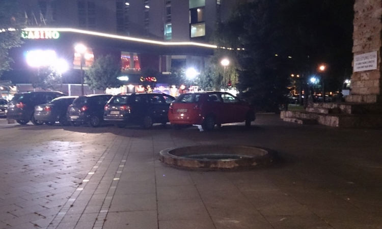 Vozači automobile parkiraju na plato ispred spomenika