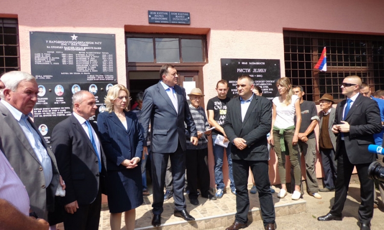 Rukovodstvo RS  na podjeli vaučera u Donjoj Crkvini
