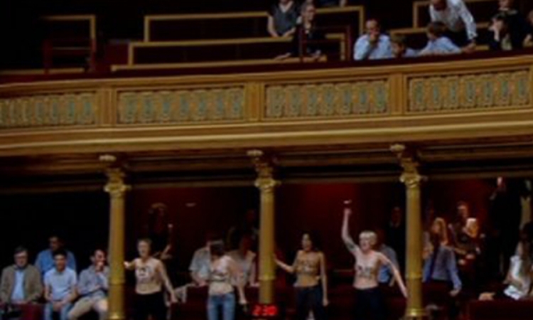 Nage članice grupe Femen prekinule sjednicu Senata u Parizu