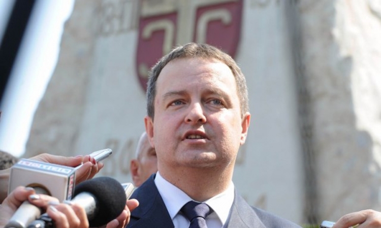 Na rođendan SPS-a, novinarima u Skupštini Srbije torta od Dačića