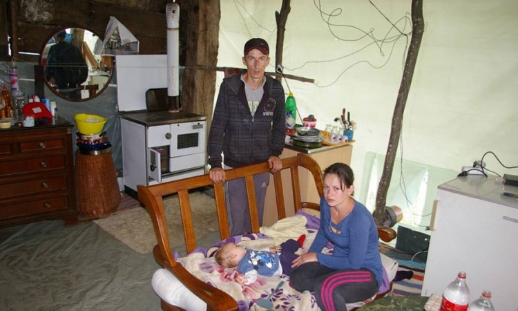 Klizište im uništilo kuću, žive pod najlonom